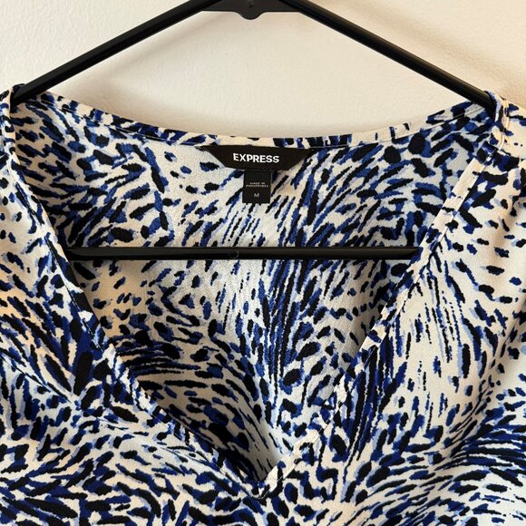 Express - Printed Puffed Shoulder Cropped Blouse - Picture 2 of 3